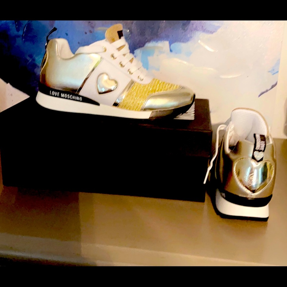 Authentic Moschino sneaker Size 6